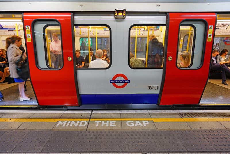 London Tube Tickets Contactless, Oyster Card, or Travelcard? Montage